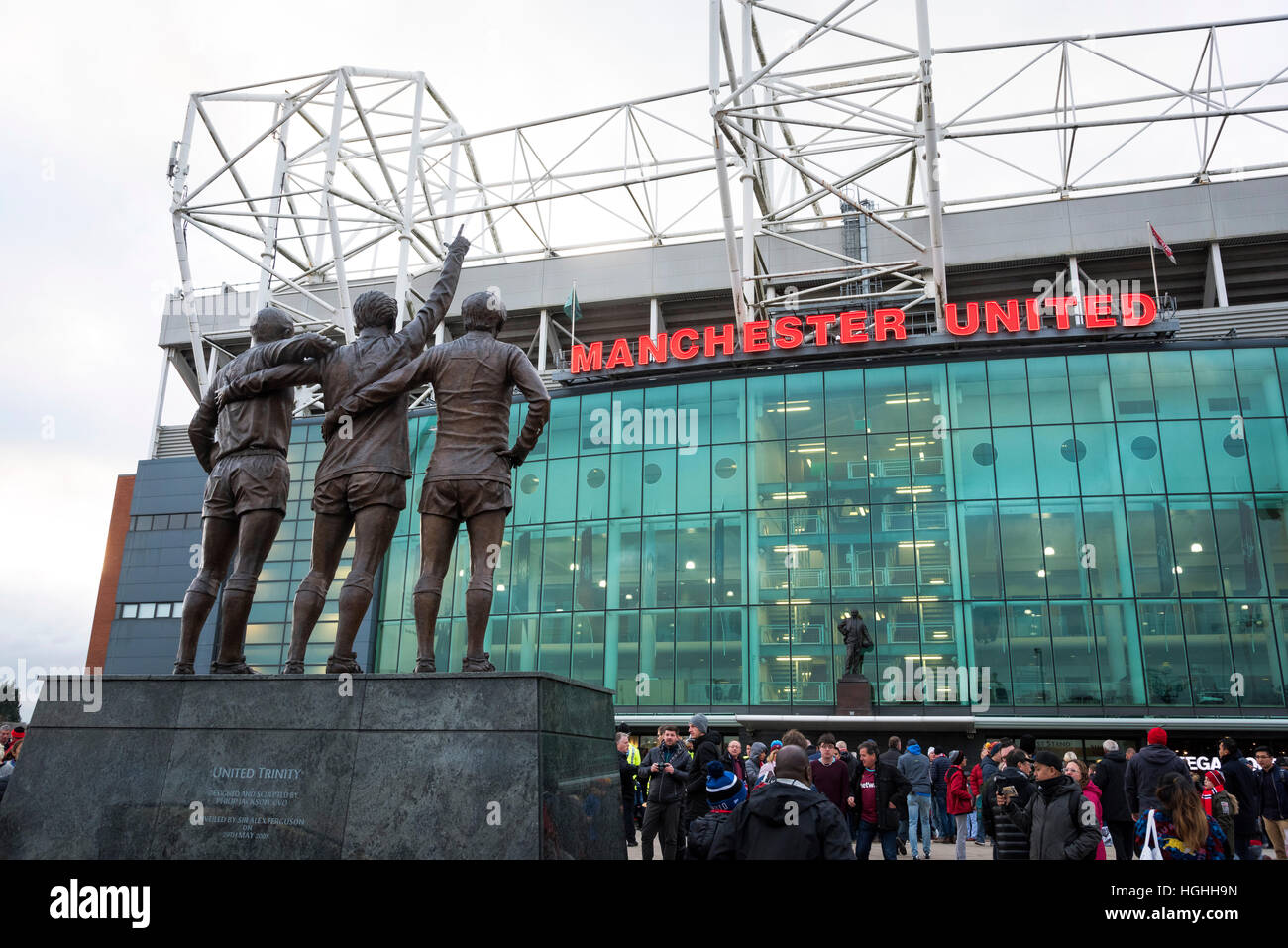 George Best Denis legge Bobby Charlton statua a Manchester United Foto Stock