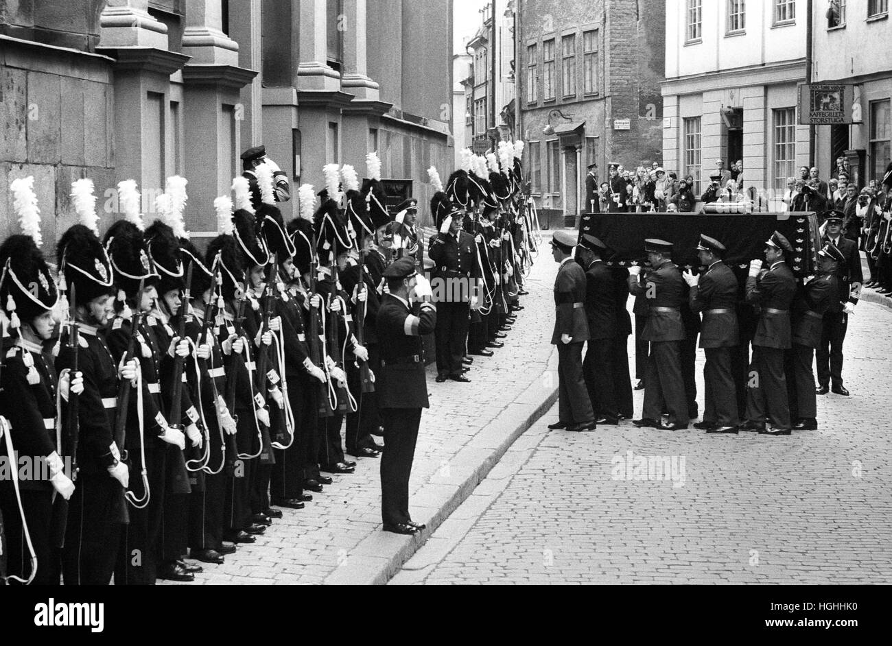 KUNG Carl XVI Gustav al funerale del vecchio Re Gustavo VI Adolfo nel settembre 1973 lutto al di fuori della Chiesa Foto Stock