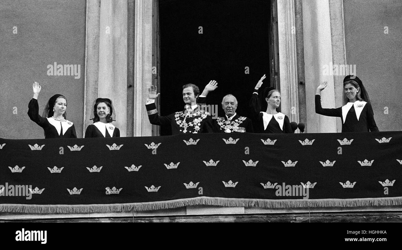 KUNG Carl XVI Gustav eleggere e la sua famiglia Principe Bertil e fratelli Princeses ricevendo il popolo omaggio dal balcone 1973 Foto Stock