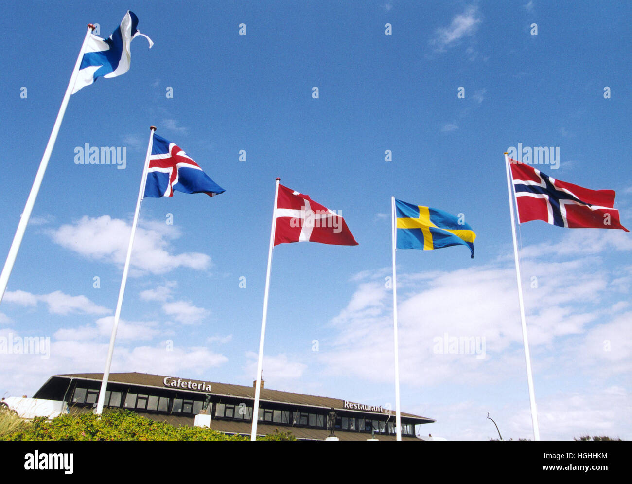 NORDIC bandiere contro il cielo blu ,Finlandia,l'Islanda,Danimarca,Svezia e Norvegia Foto Stock