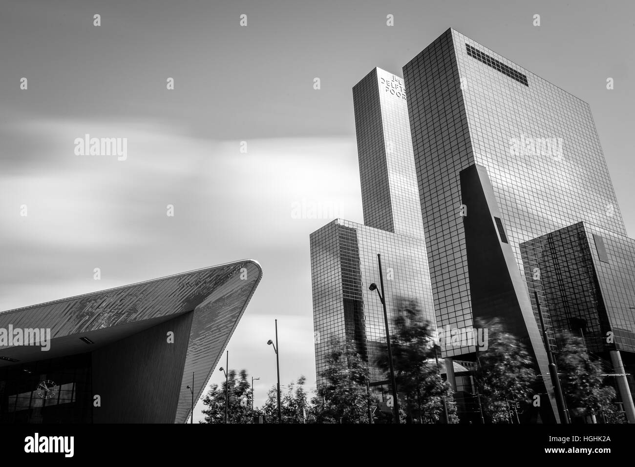 Rottedam, Paesi Bassi - 6 agosto 2016: architettura moderna edificio per uffici a Rotterdam, a basso angolo di vista. La gebouw delftse poort è una twin-towe Foto Stock