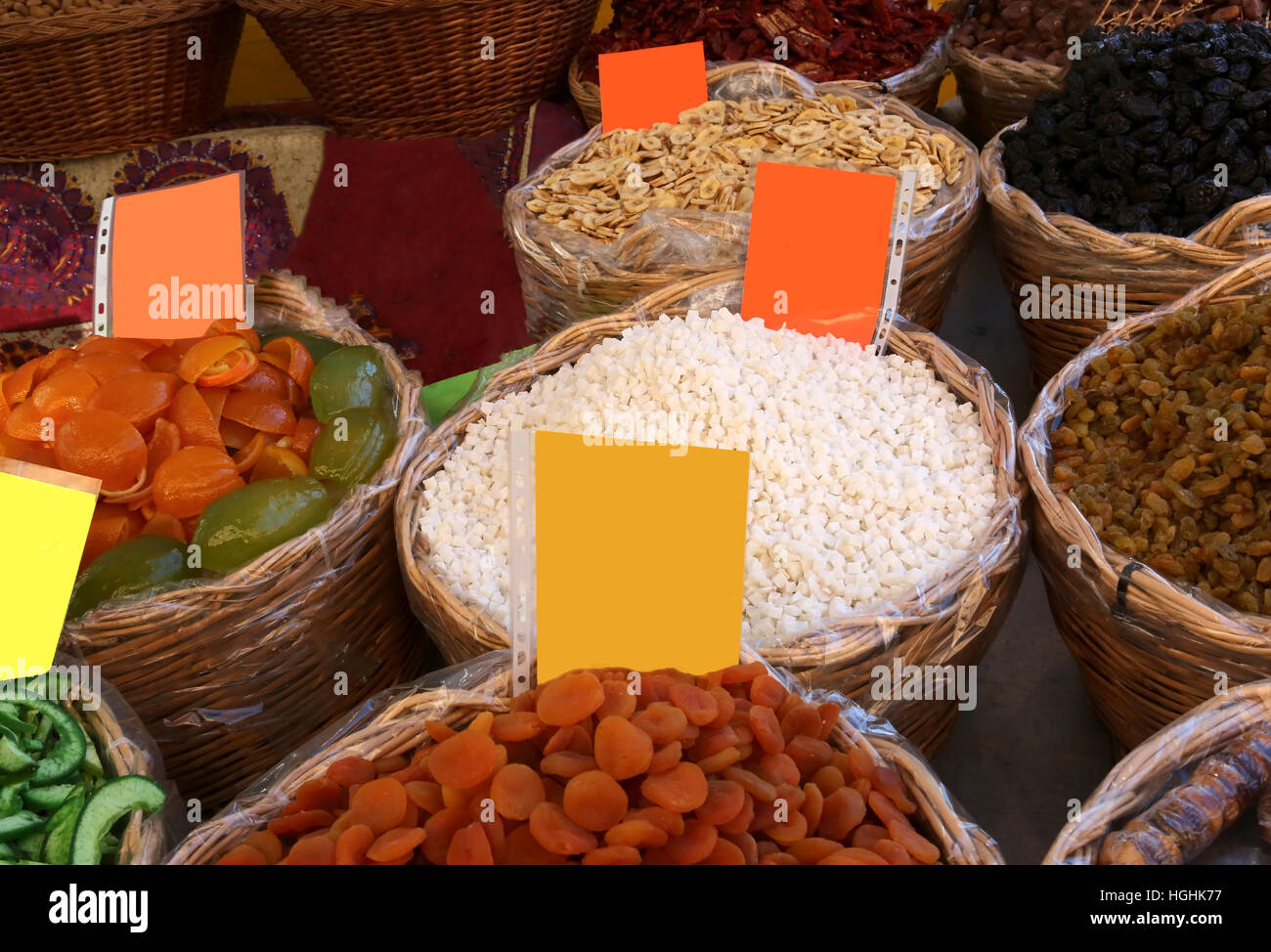 Cestini di frutta secca per la vendita al mercato della frutta del sud  Italia Foto stock - Alamy