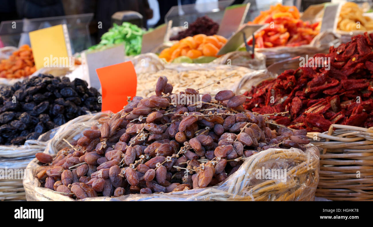 Cesto di datteri e pomodori secchi per la vendita nel mercato ortofrutticolo di Italia Foto Stock