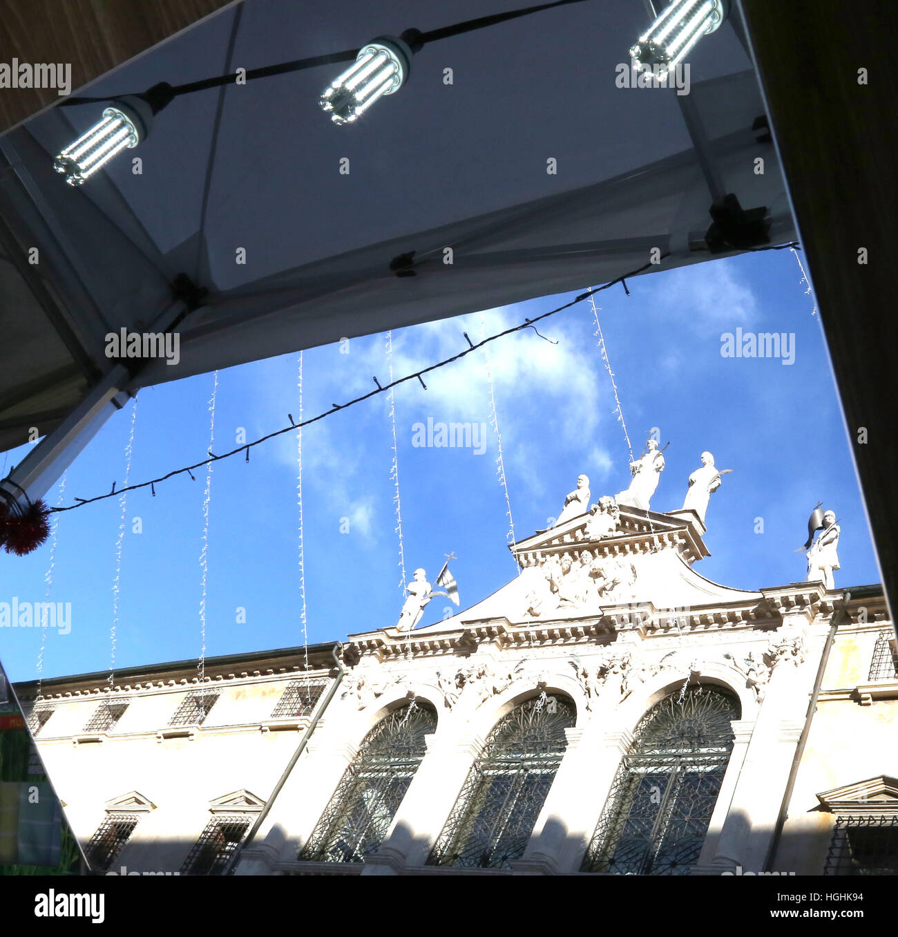 Riflessa su uno specchio di un antica chiesa nella piazza principale della città italiana di Vicenza Foto Stock