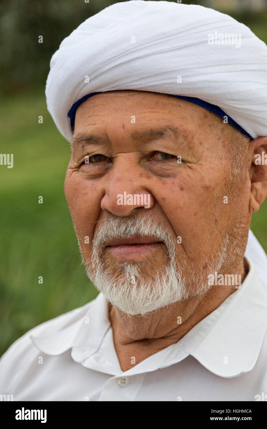 Uomo kazako anziano che indossa un turbante a Shymkent, Kazakistan Foto Stock