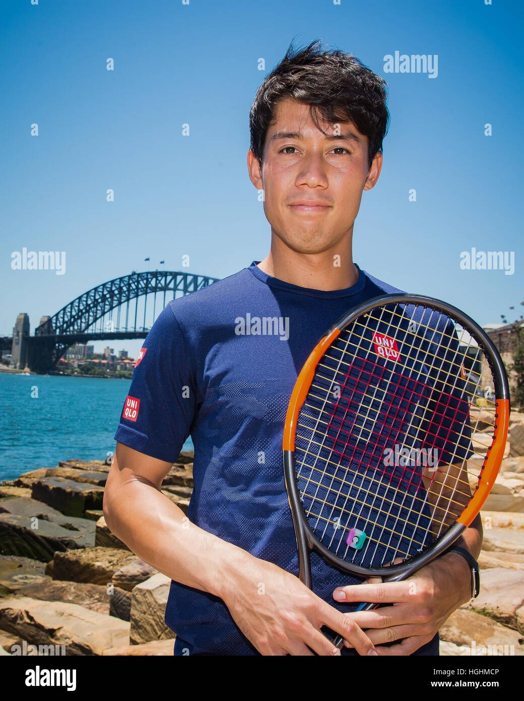 Sydney, Australia. 9 Gen, 2017. Mondo No.5 Kei Nishikori (JPN) nella foto di fronte il Ponte del Porto di Sydney prima per il veloce4 Showdown AUS v mondo per essere giocato al Centro Congressi Internazionale di Sydney. Fast4 Tennis è stata descritta come la versione di Tennis di cricket's venti20. © Hugh Peterswald/Pacific Press/Alamy Live News Foto Stock