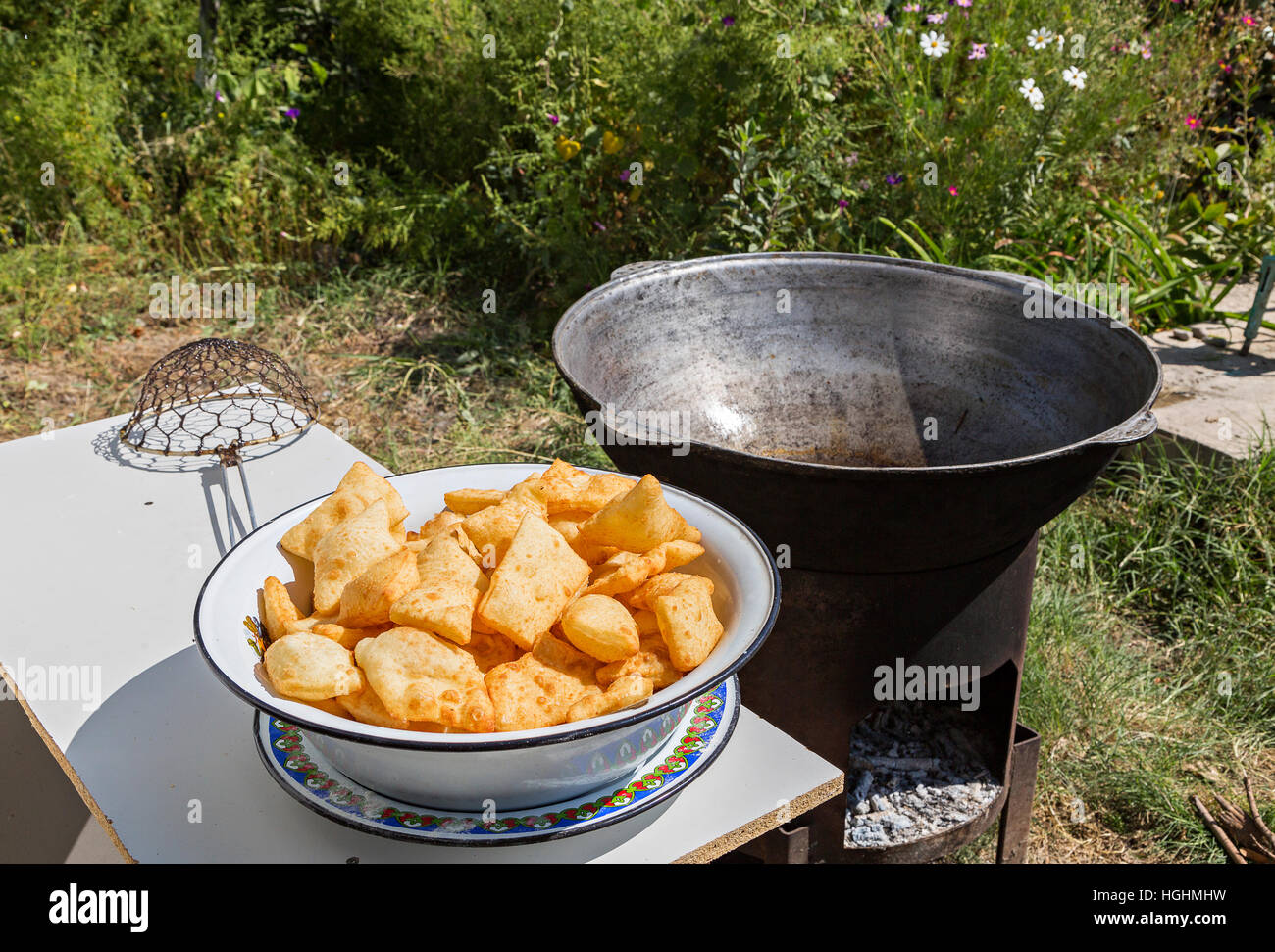 Fried puffy pane del Kazakistan noto come Baursak Foto Stock