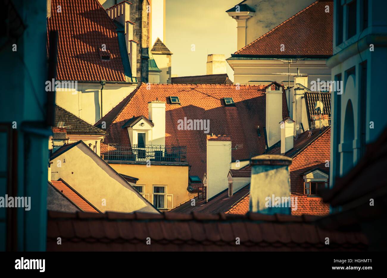 Città europea di tetti. Praga Repubblica Ceca foto architettonica del concetto. Foto Stock