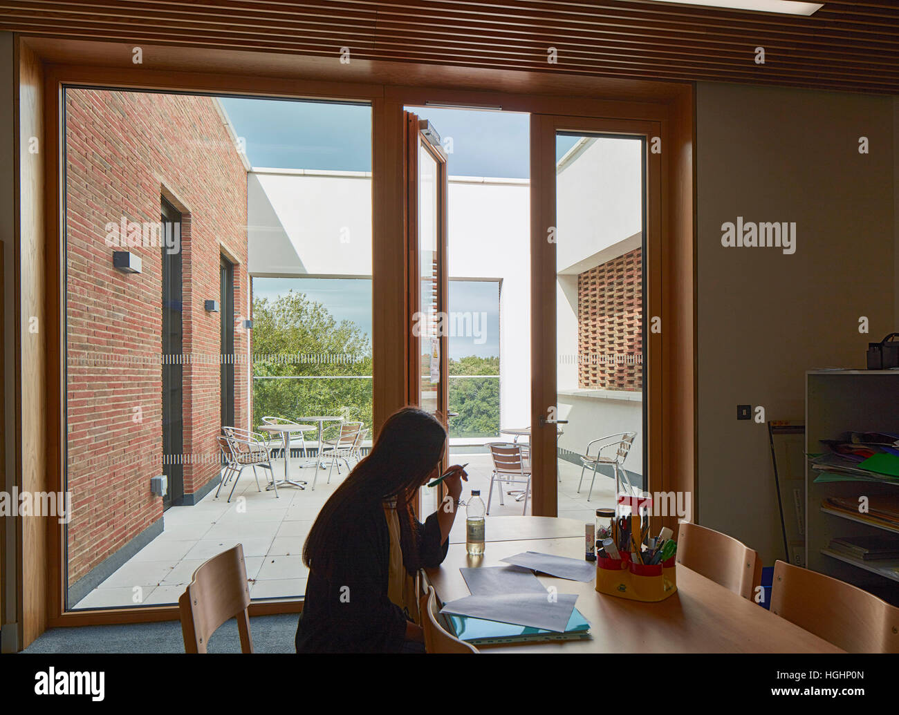 Silhouette di insegnante in sala del personale. Highgate scolastici, Londra, Regno Unito. Architetto: Architype Limited, 2016. Foto Stock