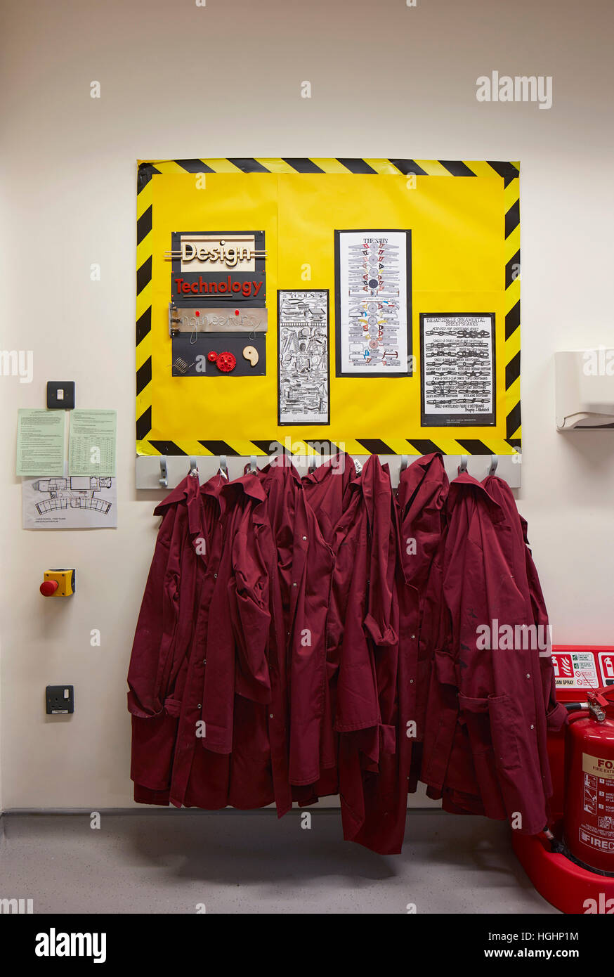 Ancora la vita con gli studenti' camici da laboratorio. Highgate scolastici, Londra, Regno Unito. Architetto: Architype Limited, 2016. Foto Stock