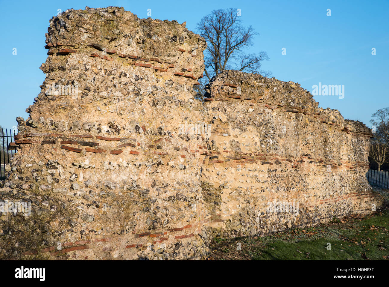 Rovine di una parte del muro romano di St Albans, situato in Verulamium Park. Il muro è stato costruito per difendere la città romana di Verulamium. Foto Stock