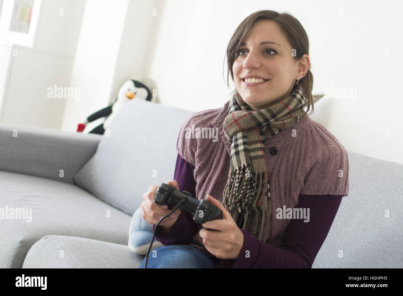 Pretty girl giocare ai videogiochi a casa Foto Stock