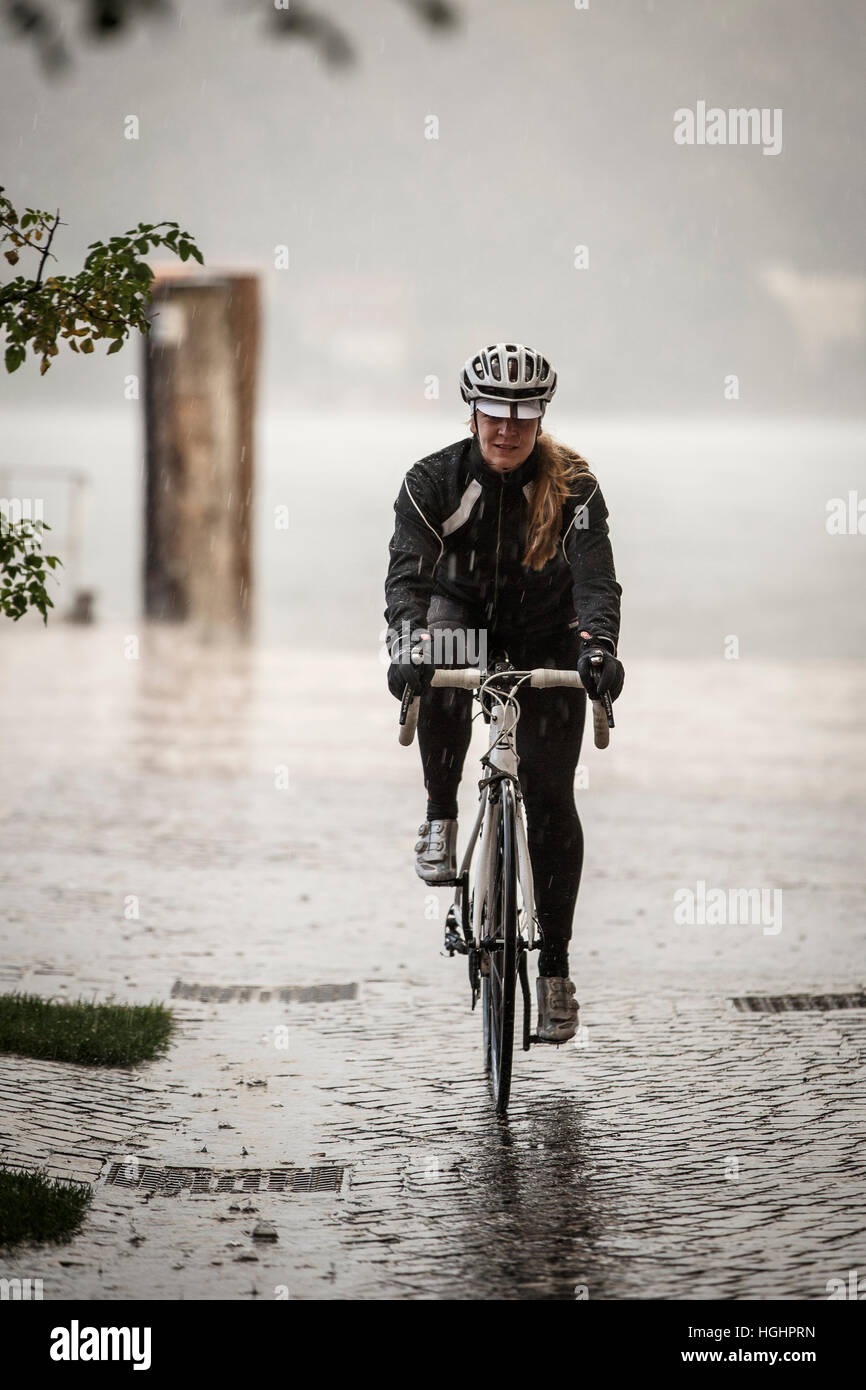 Allenamento ciclismo camp il fitness e il benessere in Europa consulenza e  gruppo di test di ciclisti in autunno inverno abbigliamento equitazione  Foto stock - Alamy