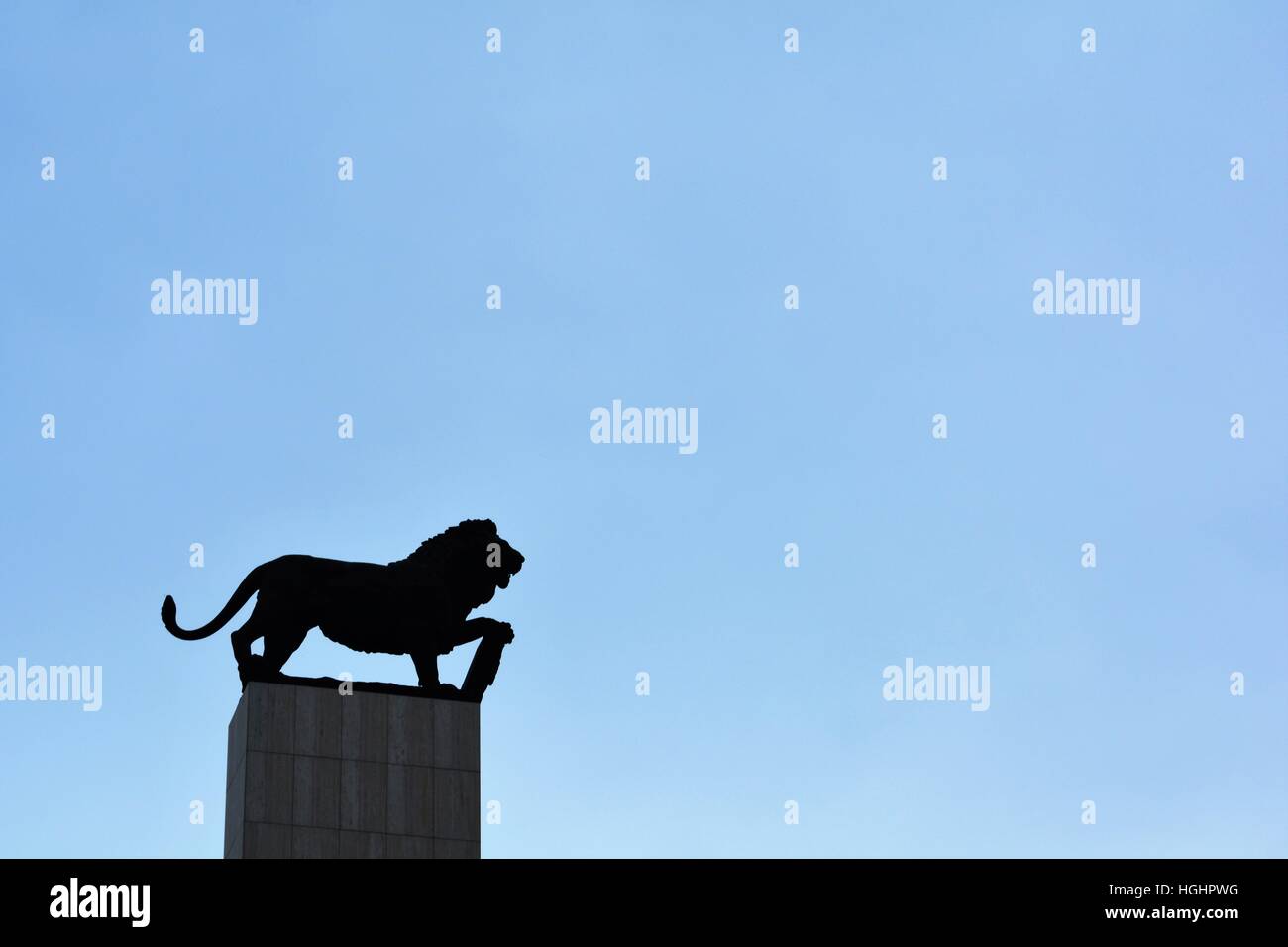 Statua su un leone a Bratislava con un cielo blu chiaro Foto Stock