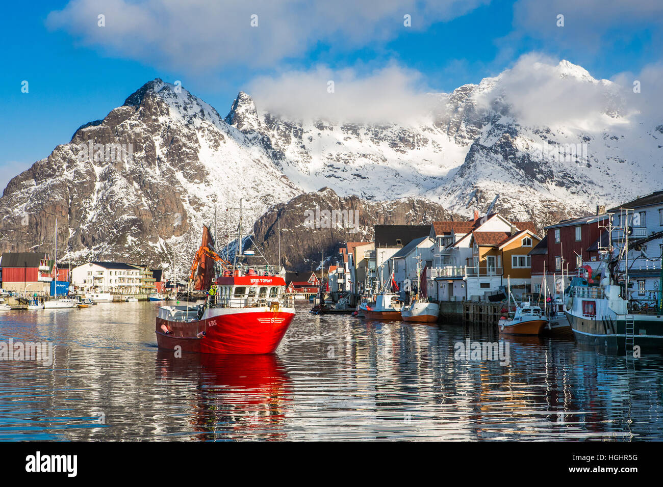 Colorati edifici in legno Henningsvaer, un pittoresco villaggio di pescatori situato sulla costa meridionale di Austvagoya nelle Isole Lofoten in Norvegia Foto Stock