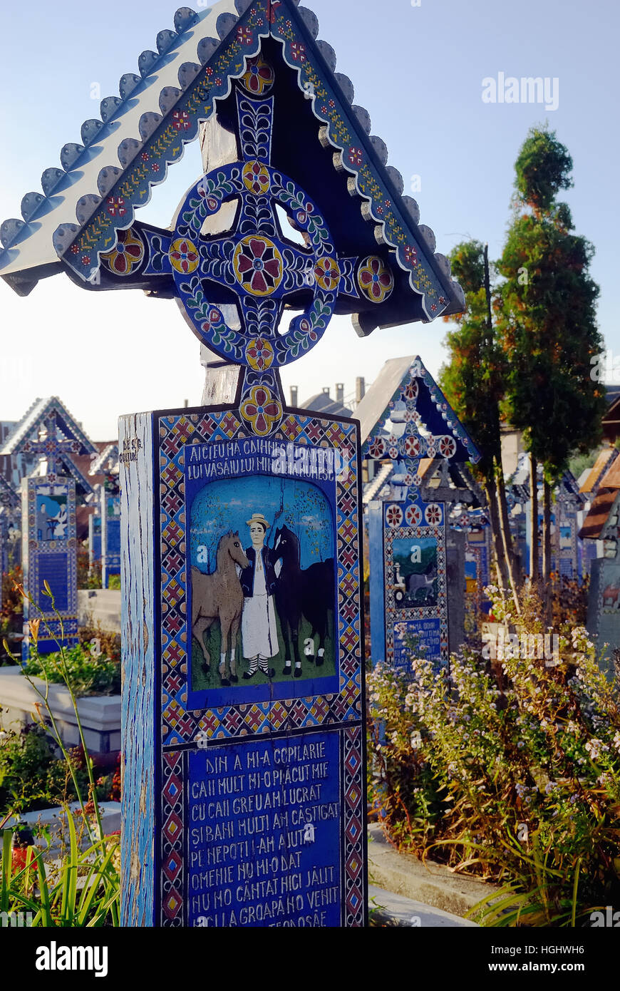 Maramures, isolata regione dei Carpazi della Romania.Il Cimitero Allegro (Rumeno: Cimitirul Vesel) è un cimitero nel villaggio di Sapanta.It è famoso per le sue colorate lapidi con dipinti naif che descrive, in un originale e in maniera poetica, le persone che vi sono sepolti come pure le scene della loro vita.Il cimitero delle sue origini sono collegate con il nome di Stan Ioan Patrasso, un artista locale che ha scolpito la prima pietra tombale attraversa nel 1935.I collegamenti con la locale Daci cultura sono state effettuate. La morte è un momento pieno di gioia e di speranza per una vita migliore. Foto Stock