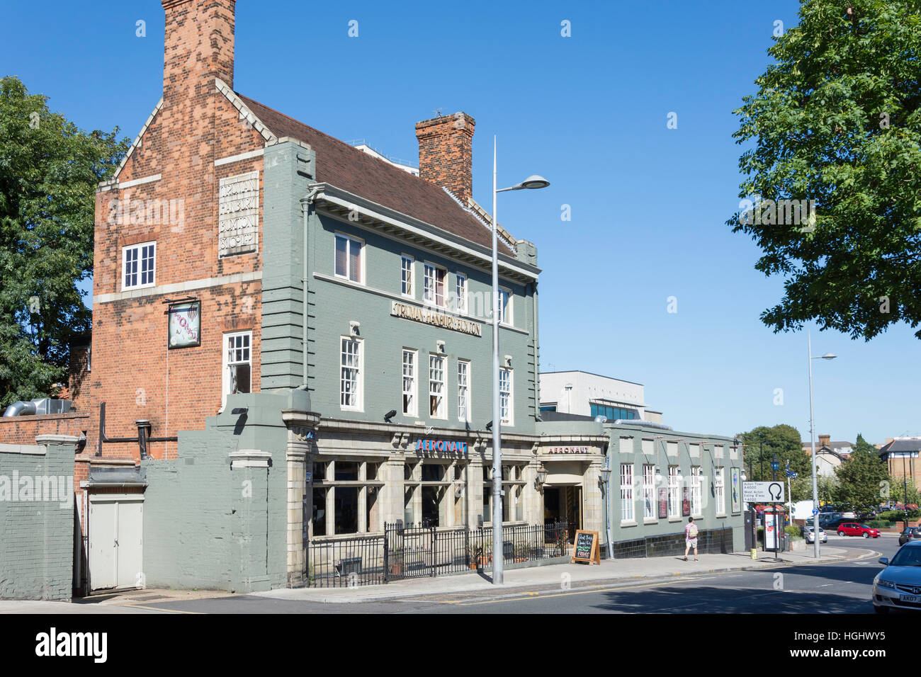 Il Pub Aeronaut, Acton High Street, Acton, London Borough of Ealing, Greater London, England, Regno Unito Foto Stock