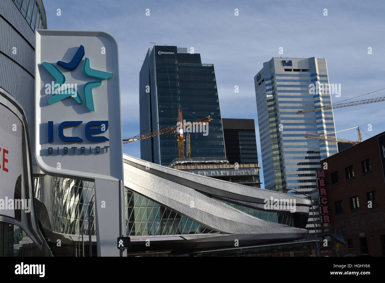 Segni di identificazione del distretto di ghiaccio al di fuori del Rogers Place arena nel centro di Edmonton, Alberta, Canada Foto Stock