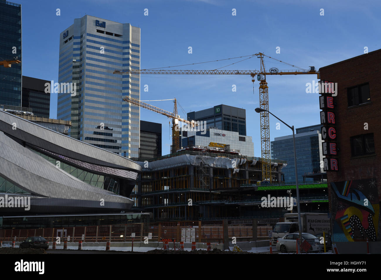 Gru per edilizia nel centro di Edmonton, Alberta, Canada accanto al posto di Rogers arena. Bordo di arena a sinistra della foto. Foto Stock