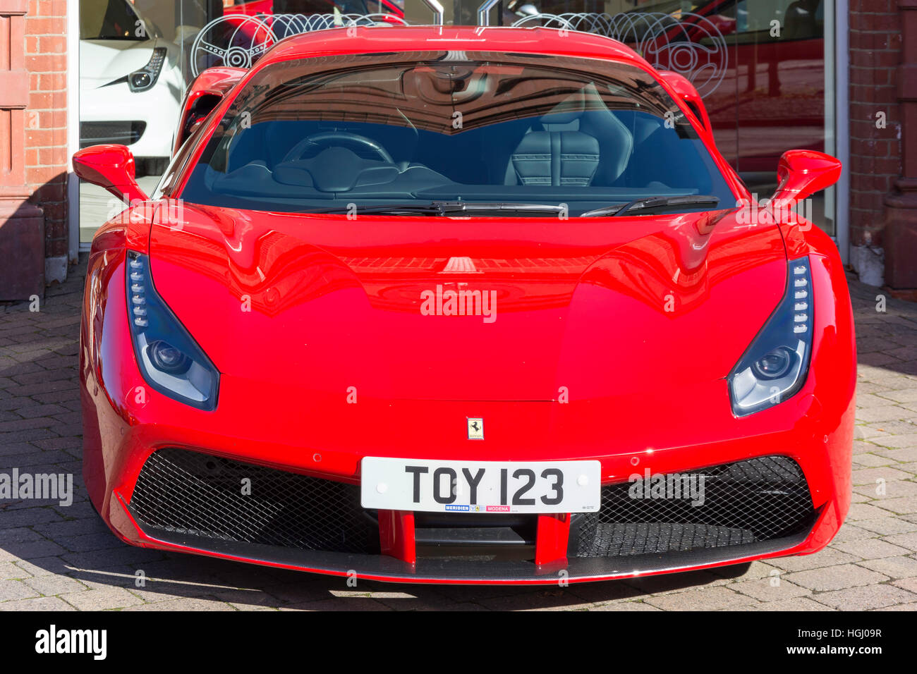 Rosso Ferrari 458 Italia al Meridien Modena Ferrari & Maserati commercianti, High Street, Lyndhurst, Hampshire, Inghilterra, Regno Unito Foto Stock