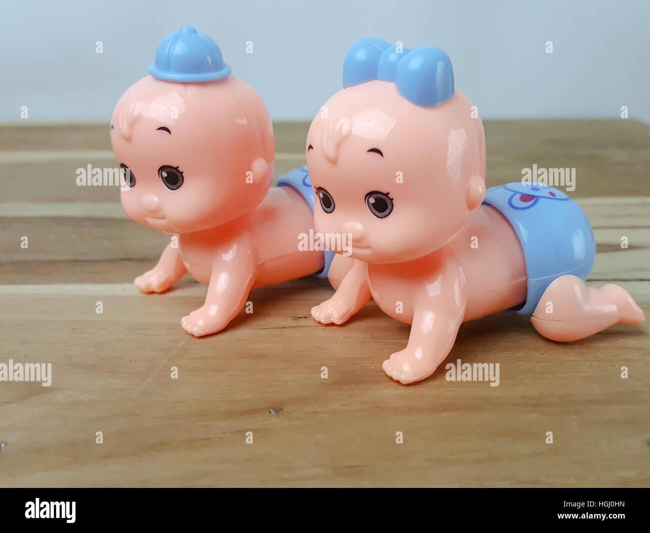 Vento meccanico fino strisciando Baby toy su uno sfondo di legno,colore di processo Foto Stock