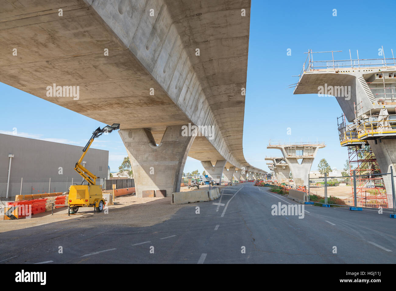 Su strada attualmente in costruzione a diversi livelli per aumentare il traffico Foto Stock