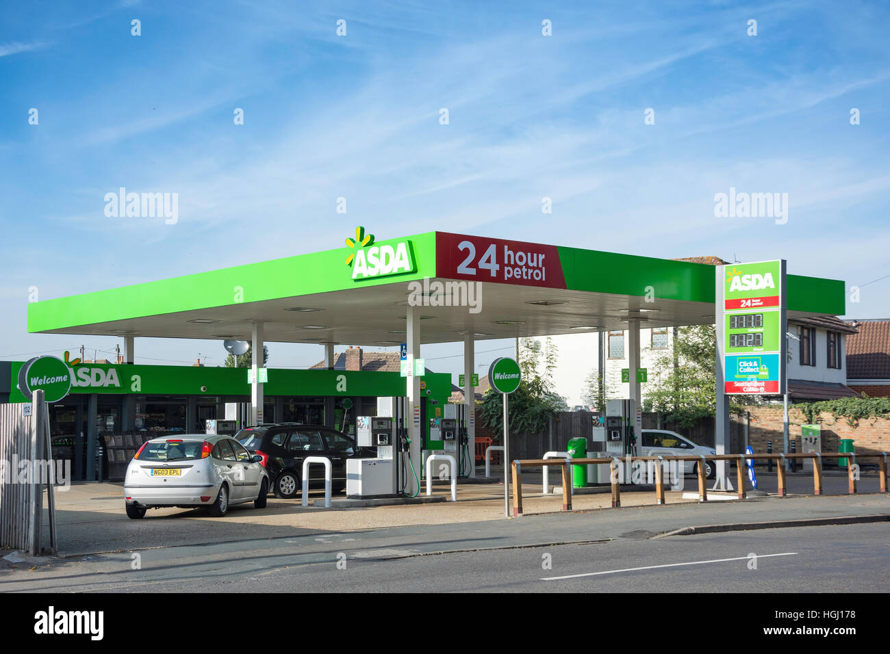 ASDA 24 ore stazione di benzina, Chertsey Lane, Egham Hythe, Surrey, England, Regno Unito Foto Stock