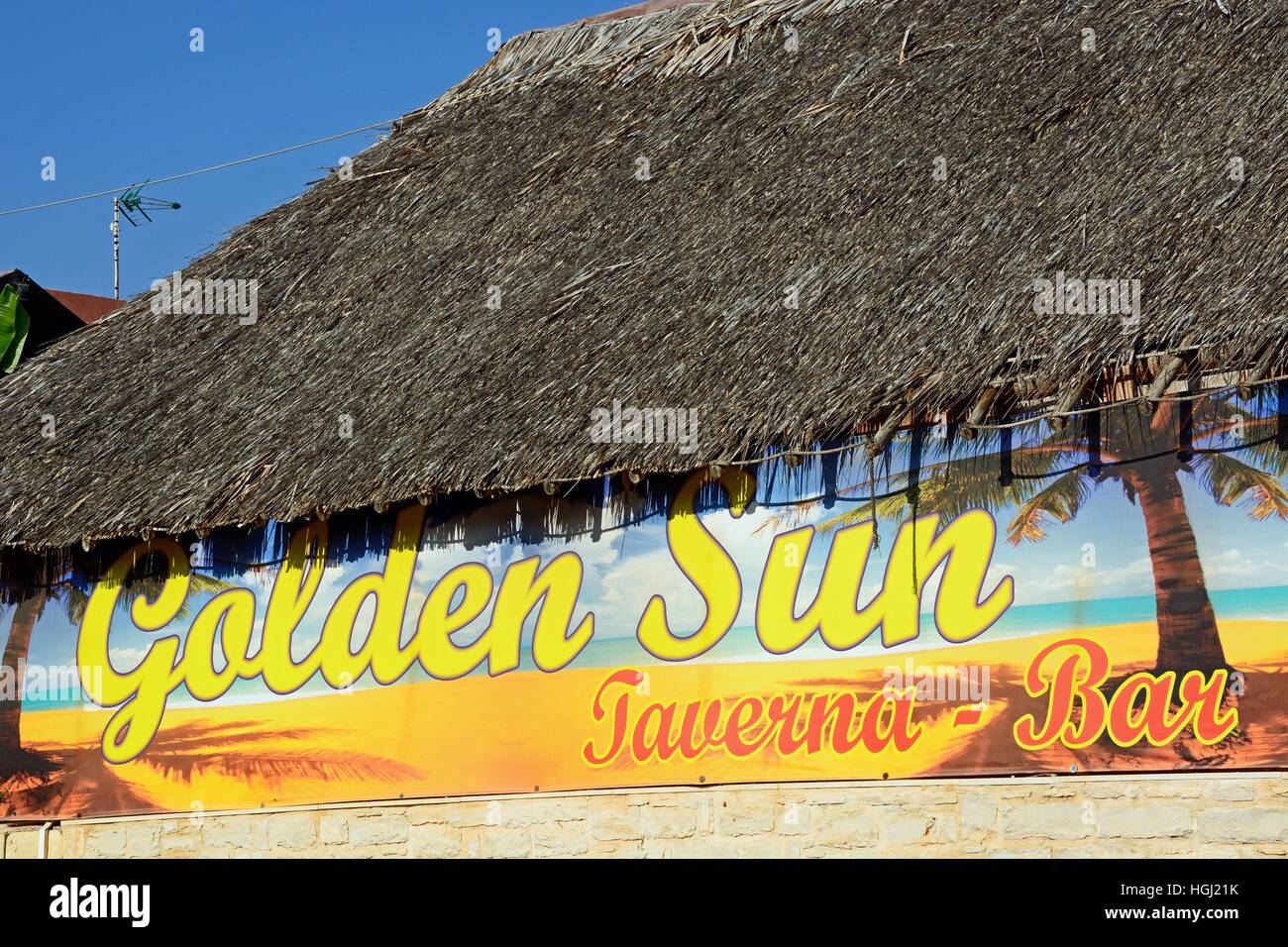 Con il tetto di paglia Golden Sun taverna edificio a Livadi Beach, Bali, Creta, Grecia, l'Europa. Foto Stock