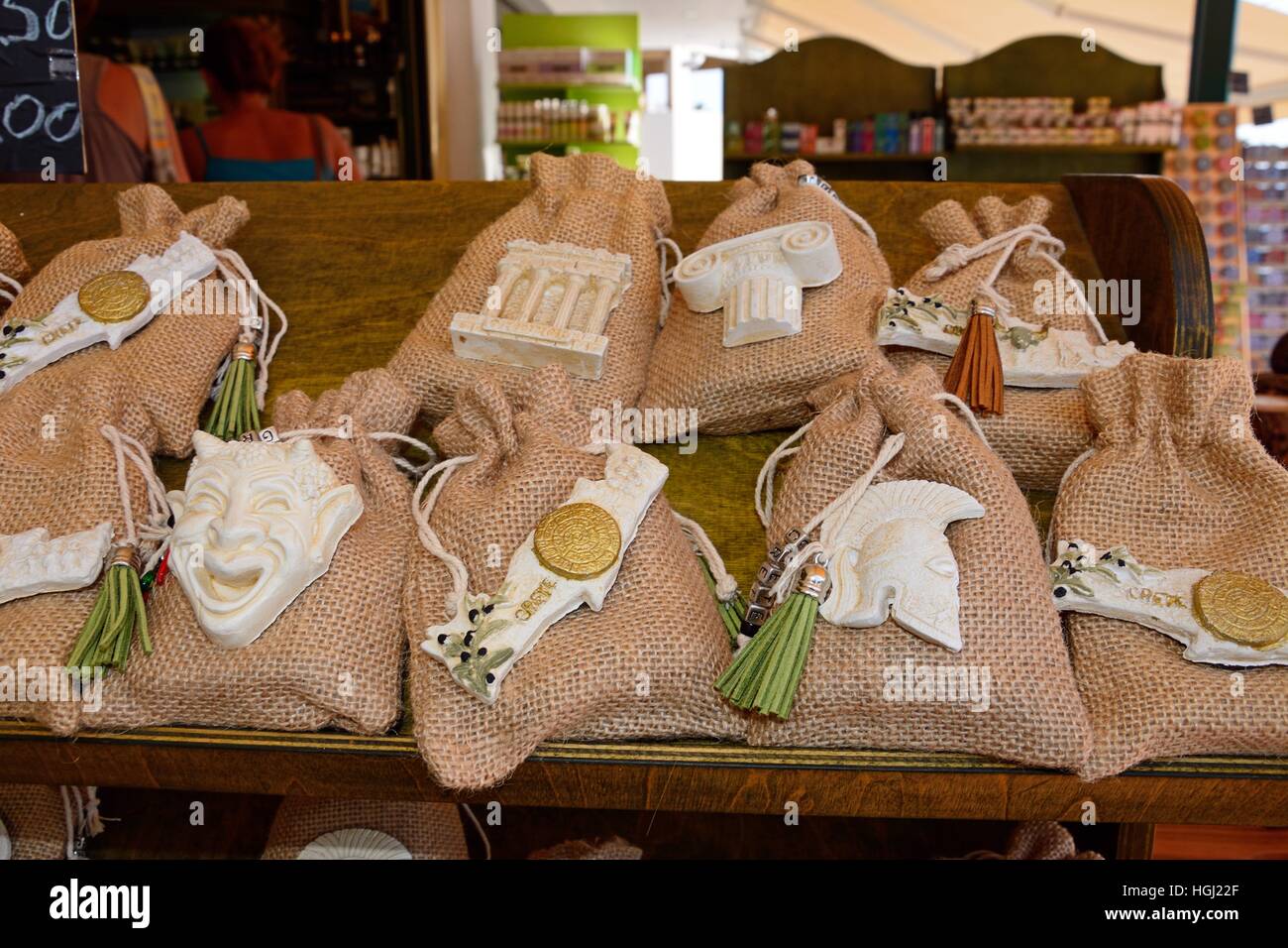 Cretan hessian buste regalo in un negozio di souvenir, Bali, Creta, Grecia, l'Europa. Foto Stock