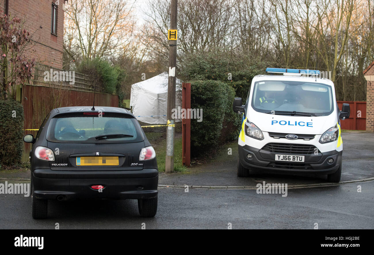 Nota targa disturbato dal PA PICTURE DESK attività di polizia nell'area Woodthorpe di York, in cui un adolescente è stato arrestato lunedì dopo la morte di una bambina di sette anni. Foto Stock