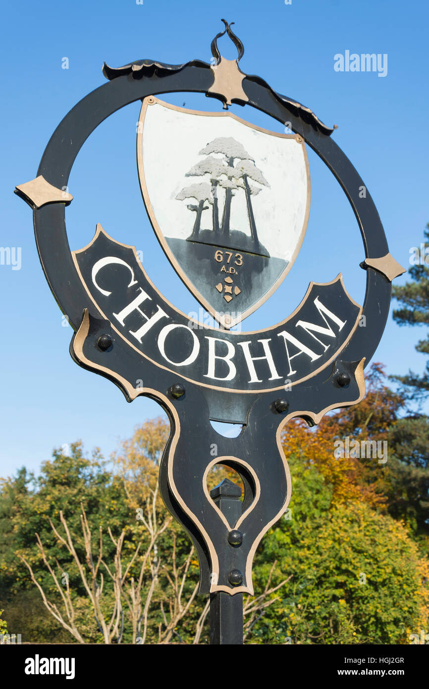 Chobham village segno, High Street, Chobham, Surrey, England, Regno Unito Foto Stock