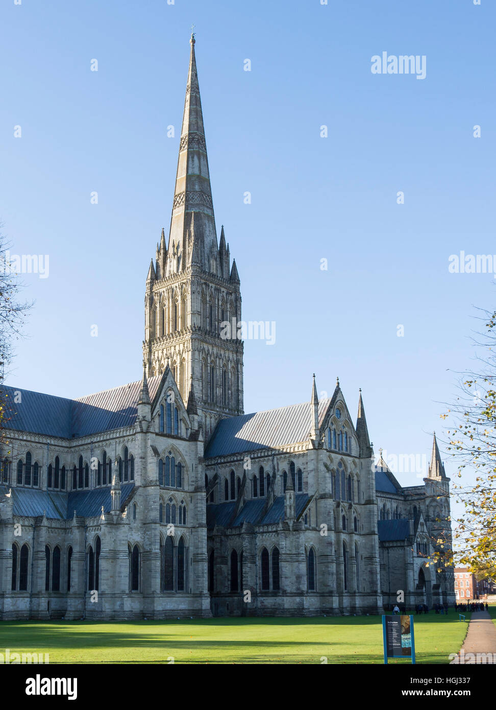 Sul lato est della Cattedrale di Salisbury su inizio autunno mattina, Cattedrale vicino, Salisbury, Wiltshire, Inghilterra, Regno Unito Foto Stock