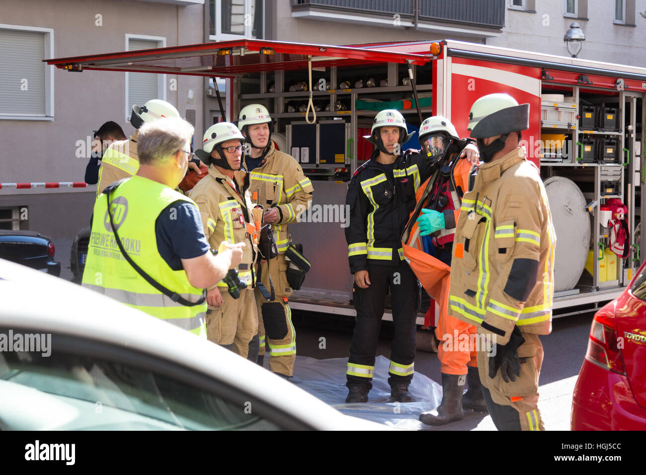 Vigili del fuoco sempre pronti ad intervenire su incidenti chimici ubicazione. Foto Stock