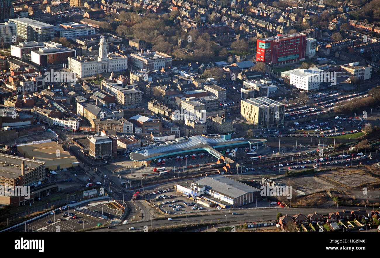 Vista aerea di Barnsley il centro città con il punto di interscambio dei trasporti in primo piano & Barnsley College torna a destra, REGNO UNITO Foto Stock