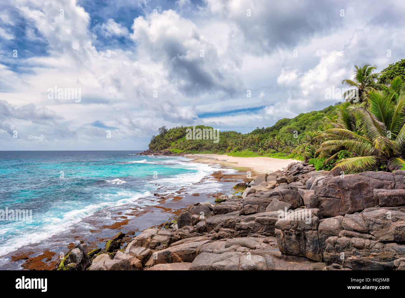 Bellissima spiaggia rocciosa sulla isola di Mahe, Seychelles. Foto Stock