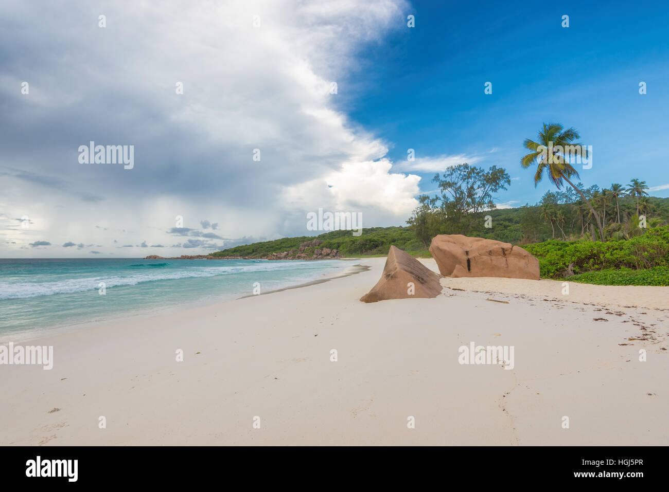 Una bellissima spiaggia di sabbia bianca a Grand Anse, La Digue Island, Seicelle Foto Stock
