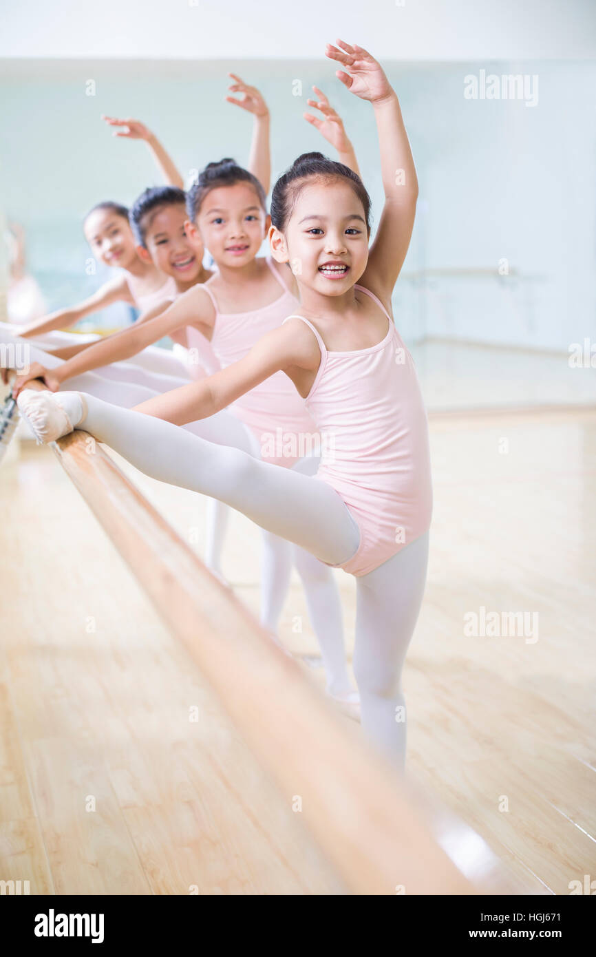 Bambine praticare il balletto Foto Stock