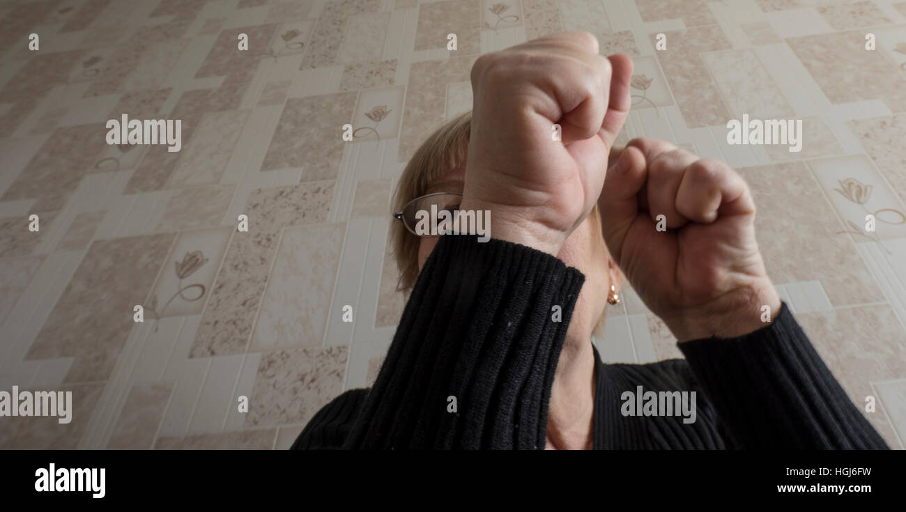 Funny foto donna di mezza età che mostra una a suon di pugni Foto Stock