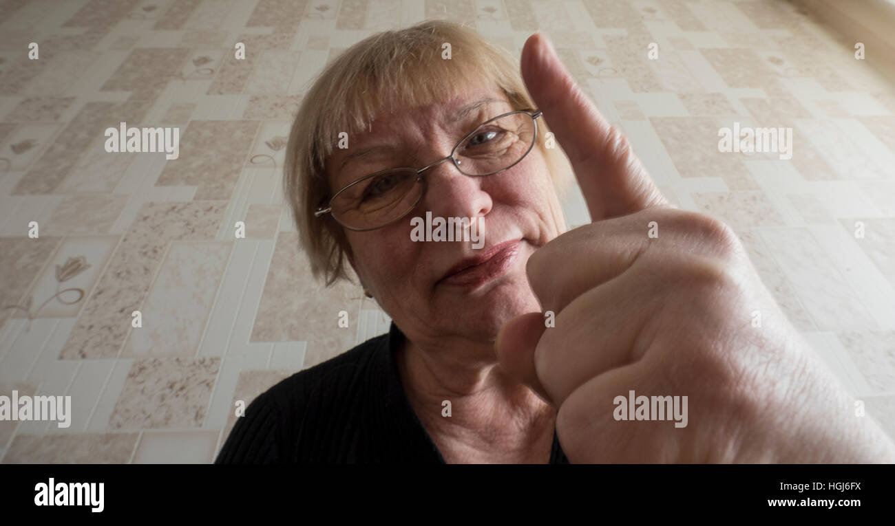 Funny foto donna di mezza età minacciato con il dito indice per il visualizzatore Foto Stock