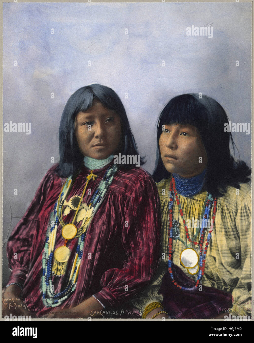 La spazzolatura contro, piccoli occhi squint, San Carlos Apache - 1898 Congresso indiano - Photo : Frank A. Rinehart Foto Stock