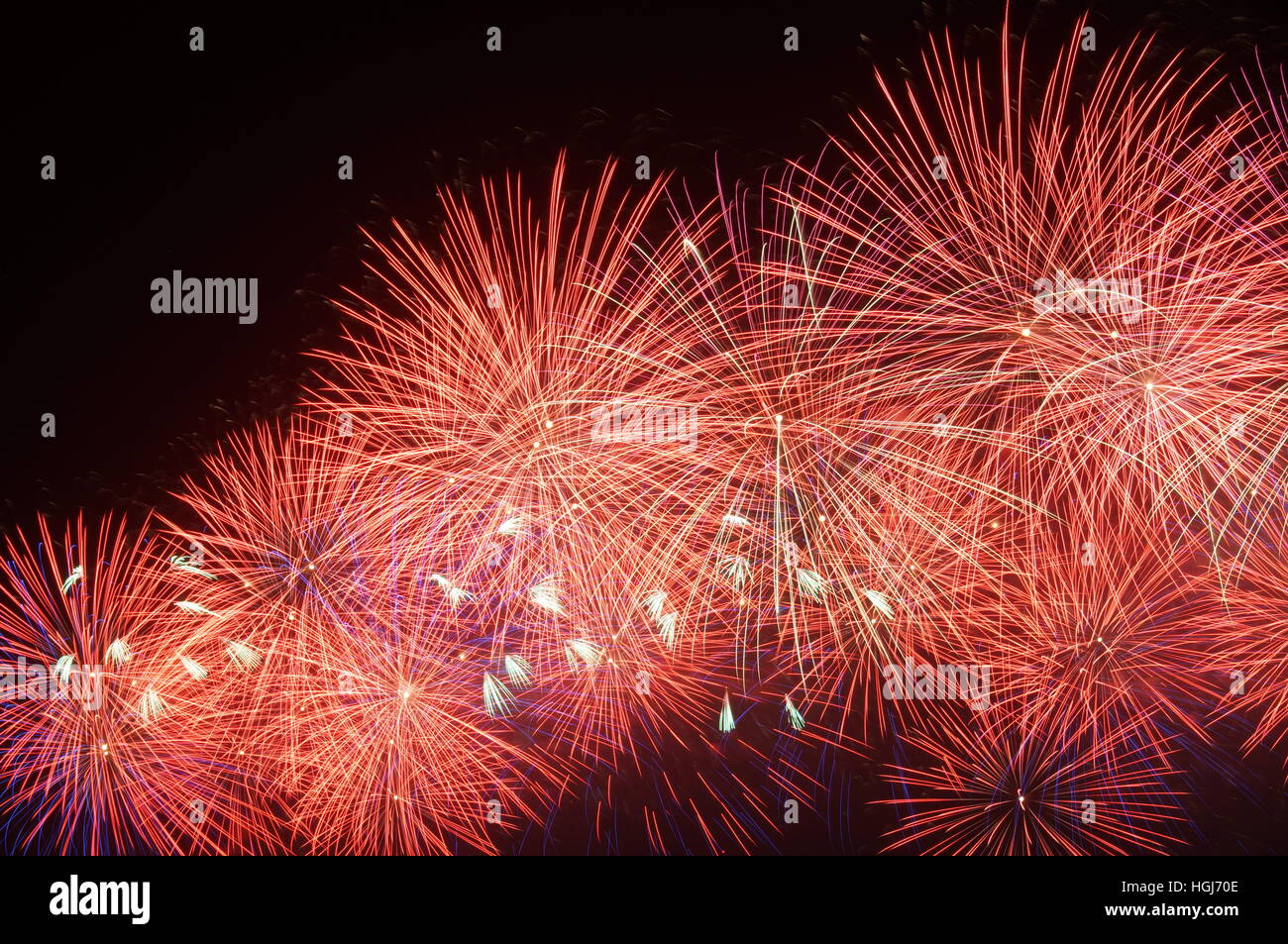 Rosso di esplosioni di fuochi d'artificio Foto Stock