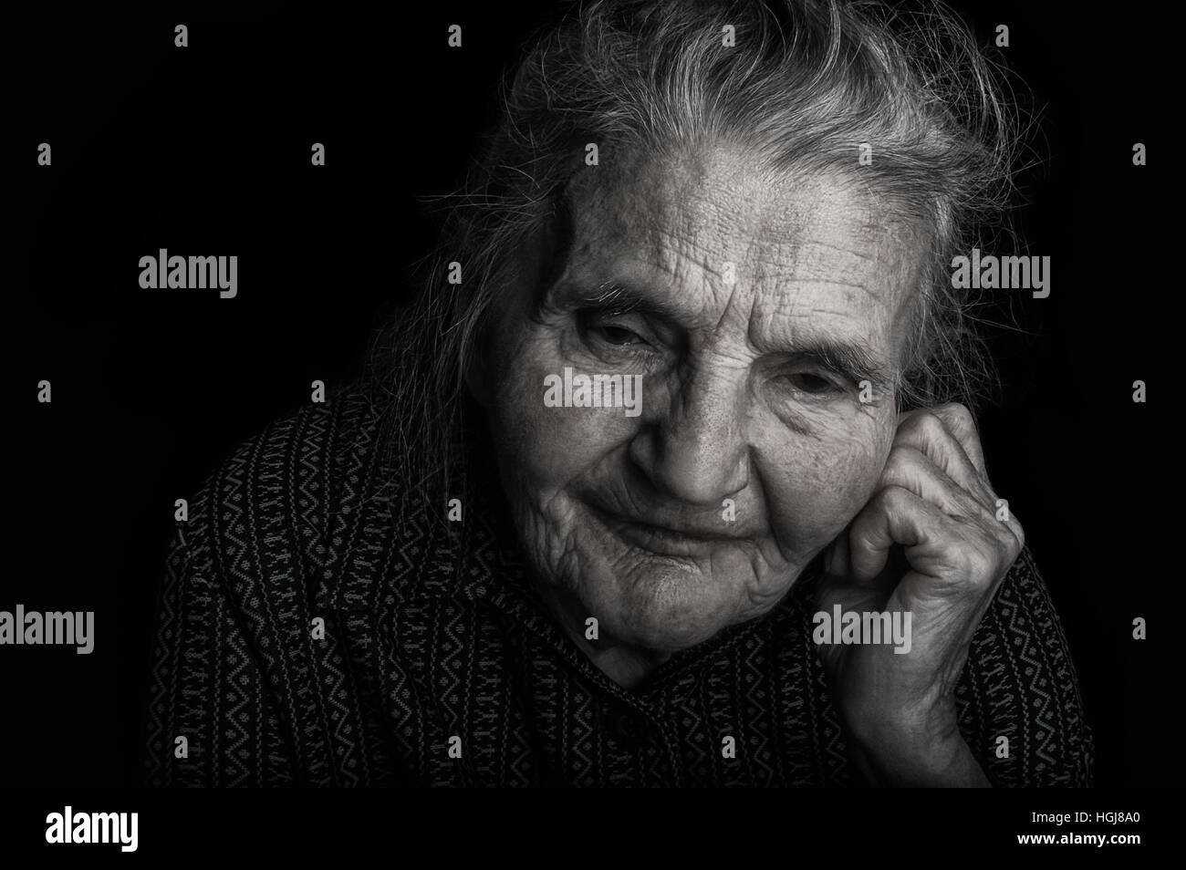 Ritratto di un triste donna anziana. Sognare il passato. Foto Stock