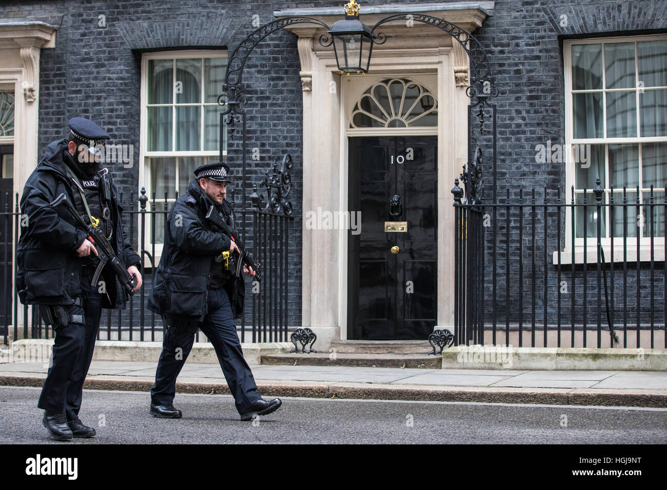 Armati di pattuglia di polizia al di fuori n. 10 di Downing Street a Londra. Foto Stock