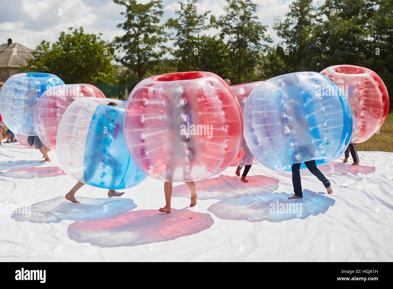 Bubble bump. Gioco di squadra all'aperto. Divertimento per gli adolescenti. Foto Stock