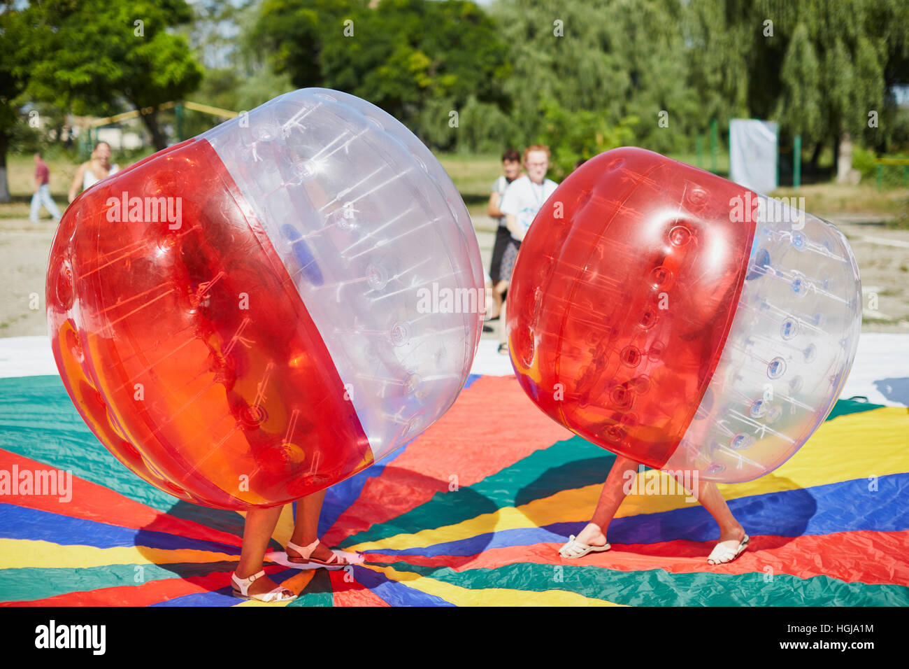 Bubble bump. Gioco di squadra all'aperto. Divertimento per gli adolescenti. Foto Stock