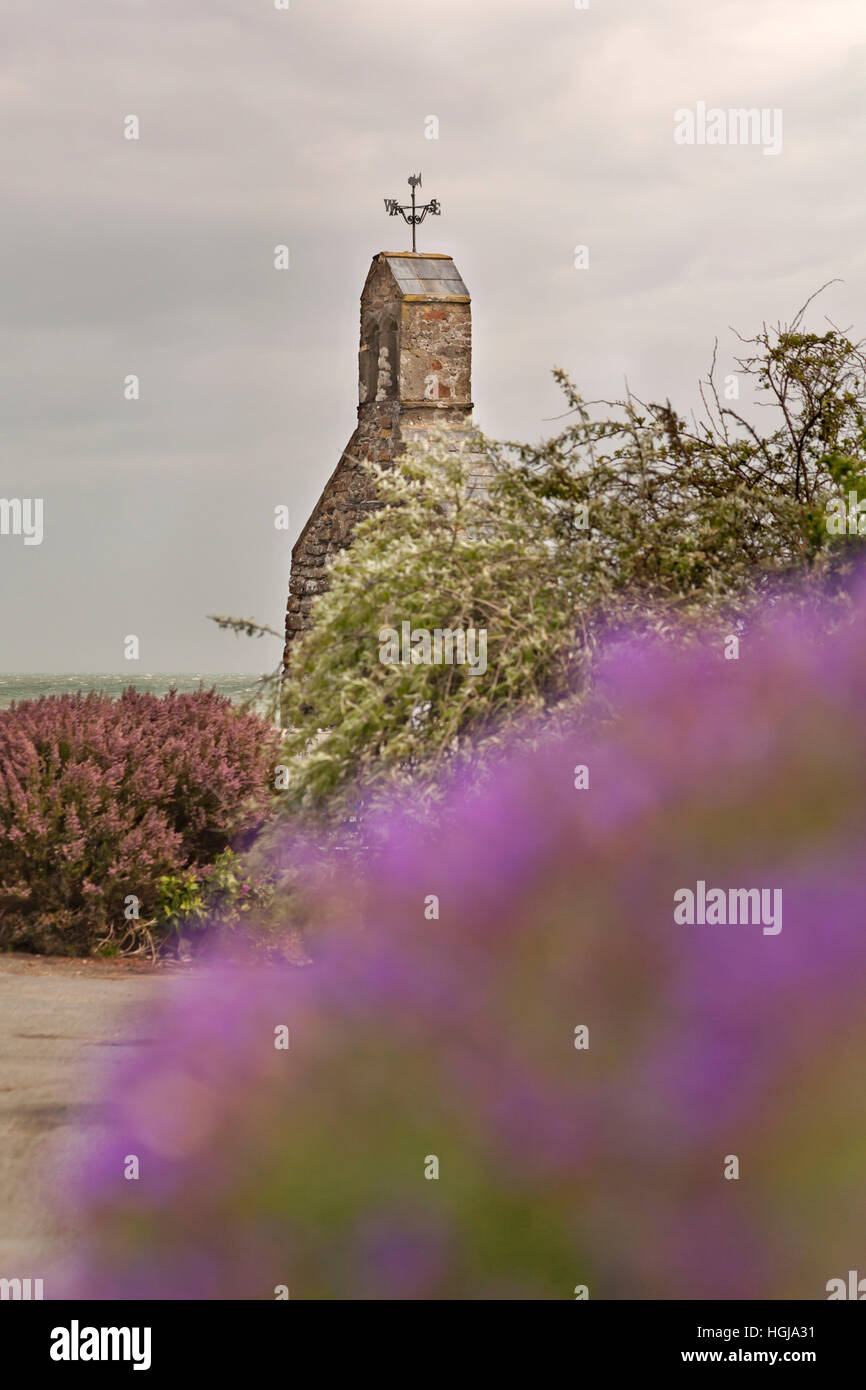 Resti della Chiesa di St Brynach a CWM YR Eglwys, Pembrokeshire Coast National Park, Galles UK nel mese di maggio Foto Stock