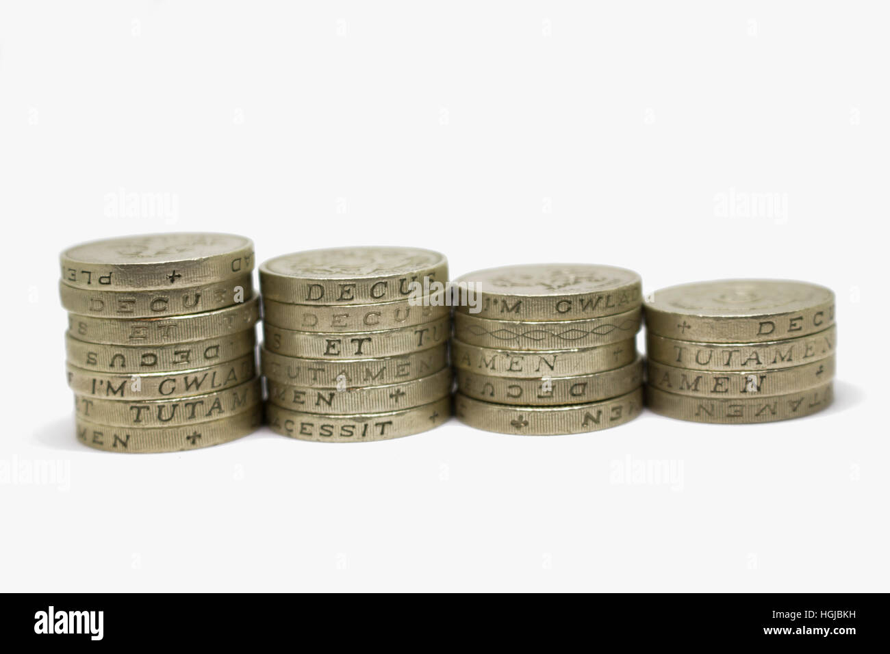Pila di British 1 libbra di monete in un palo isolato su un fondo bianco Foto Stock