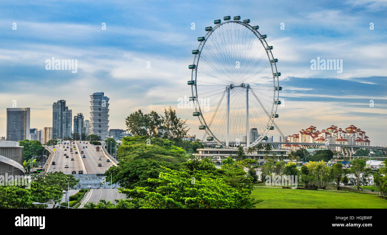 A Singapore, in vista della ECP (East Coast Parkway), la Marina Centro highrise, il Singapore Flyer ruota panoramica Ferris e il Costa alloggiamento Rhu station wagon Foto Stock