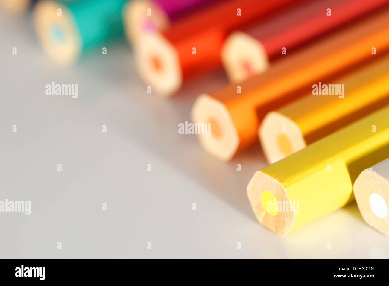 Linea dentellata di matite colorate Foto Stock