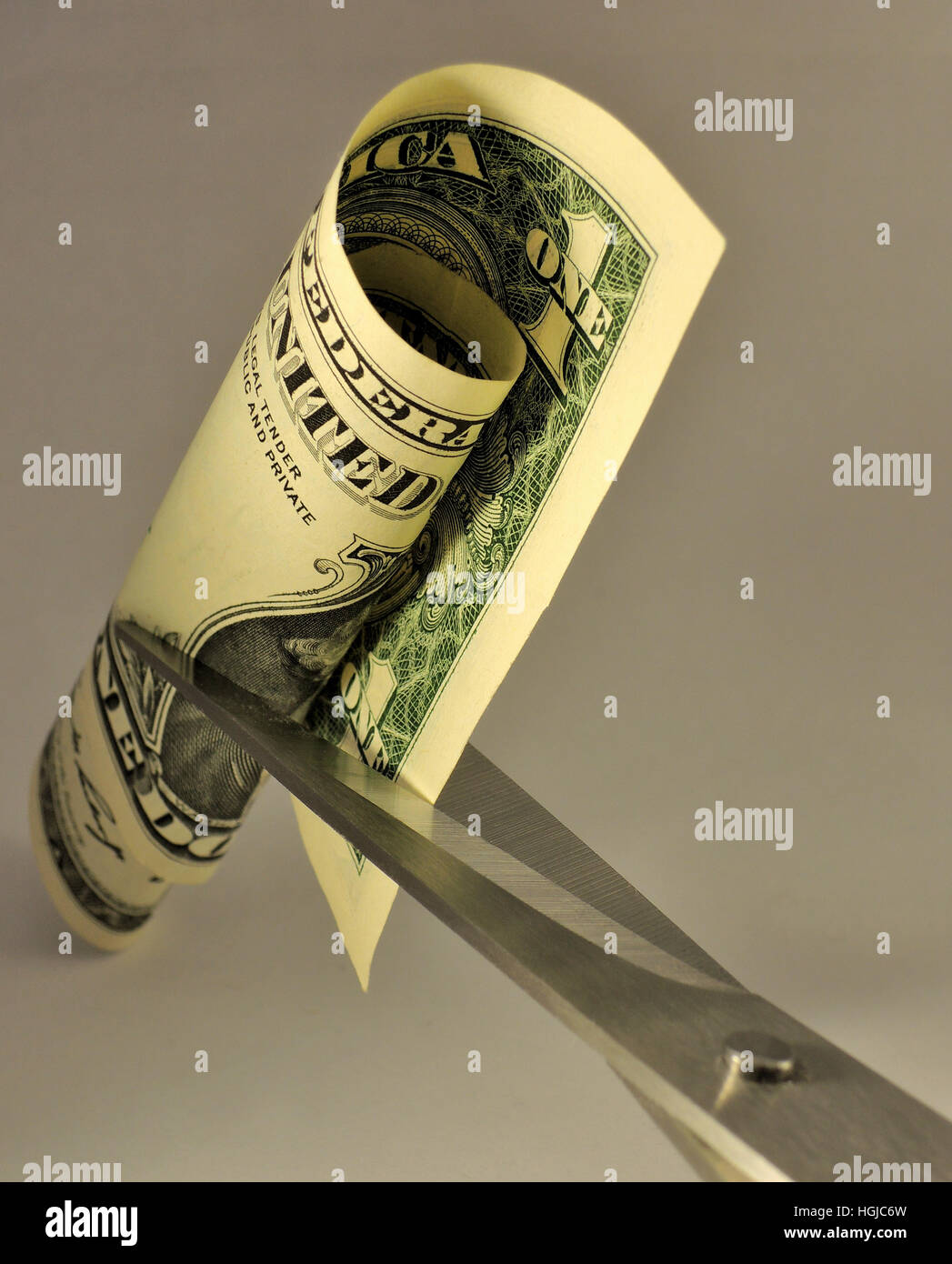 Costo-cut idea con il dollaro e un paio di forbici Foto Stock